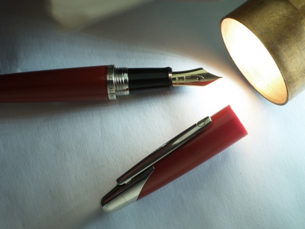 Dessiné par Jorg Hysek. Bloc plume de chez Namiki. Une super plume fine et très souple.