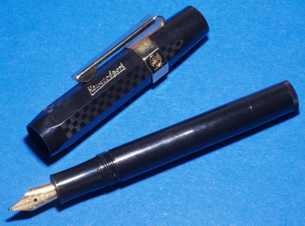 Fabrication allemande pour ce mini stylo très performant. Plume large.