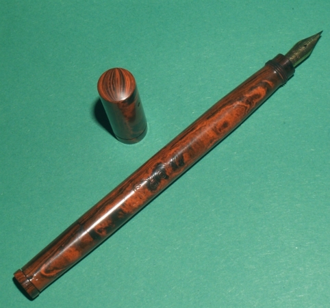Très belle matière en ébonite. La plume est marquée "Importé d'Angleterre", ce devait être un gage de qualité pour un stylo français.