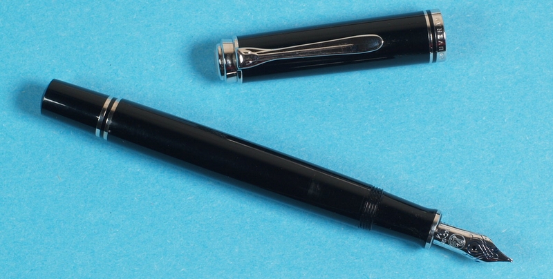 Finitions rhodiées. Plume moyenne. Stylo parfait.