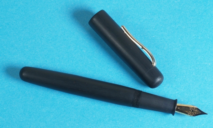 Origine Inde. Fait main. Corps en ébonite. Plume Schmidt moyenne.