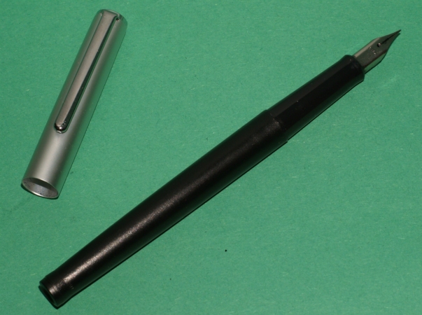Un stylo pour les enfants, avec une plume blindée.