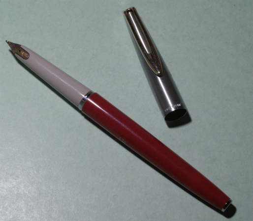 Premier stylo à cartouche plastique. Modèle incontournable datant des années 1955, dessiné par Harley Earl. Fabriqué aux USA avec une plume 14 carats.