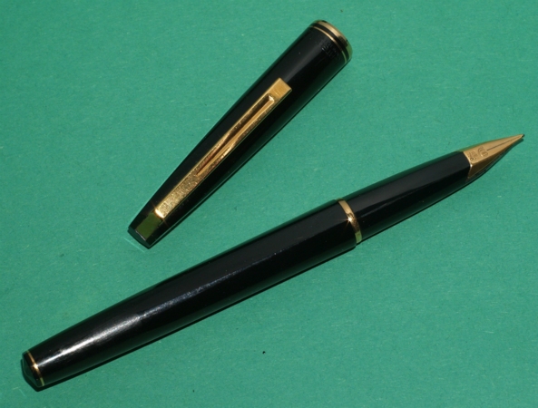 La plume évoque le nez de l'avion. Ce stylo est sorti en 1971. L'avion a fait son 1er vol en 1969.