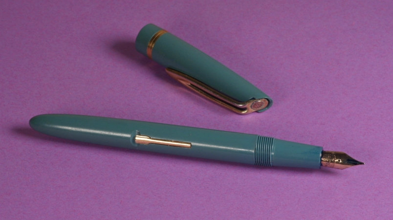 Made in England. Plume moyenne NW2. Avec un peu de flex.