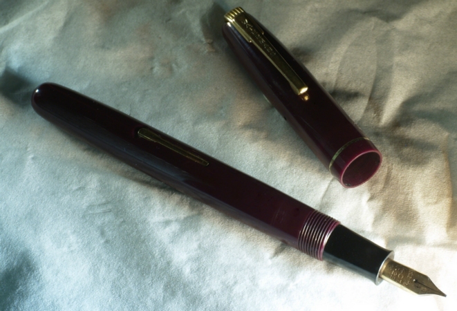 Stylo Bordeau avec une plume 2A, bien flexible.
